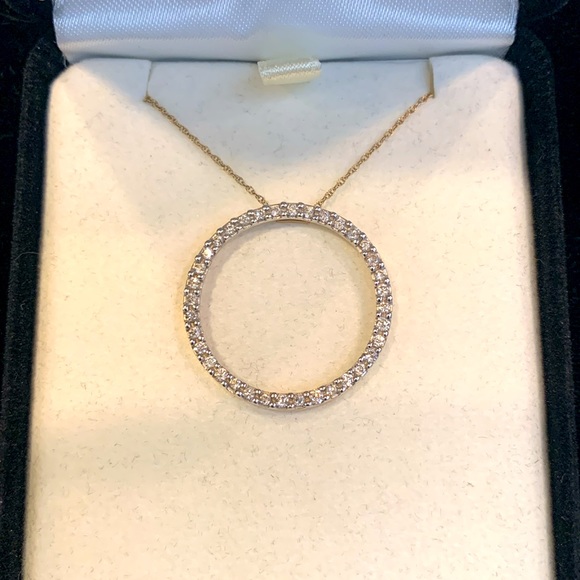 Certified Circle of Diamonds “Symbol of Eternal Love“ on gold by Kay Jewelers. - Picture 2 of 6